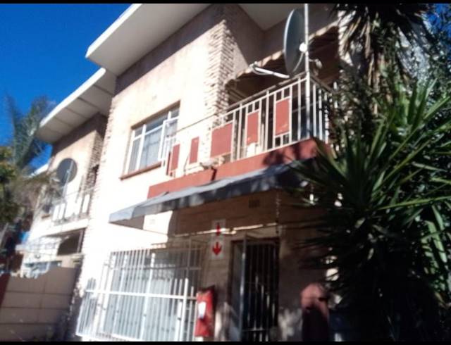 2 BEDROOM TOWNHOUSE FOR SALE IN VANDERBIJLPARK CE 2..
